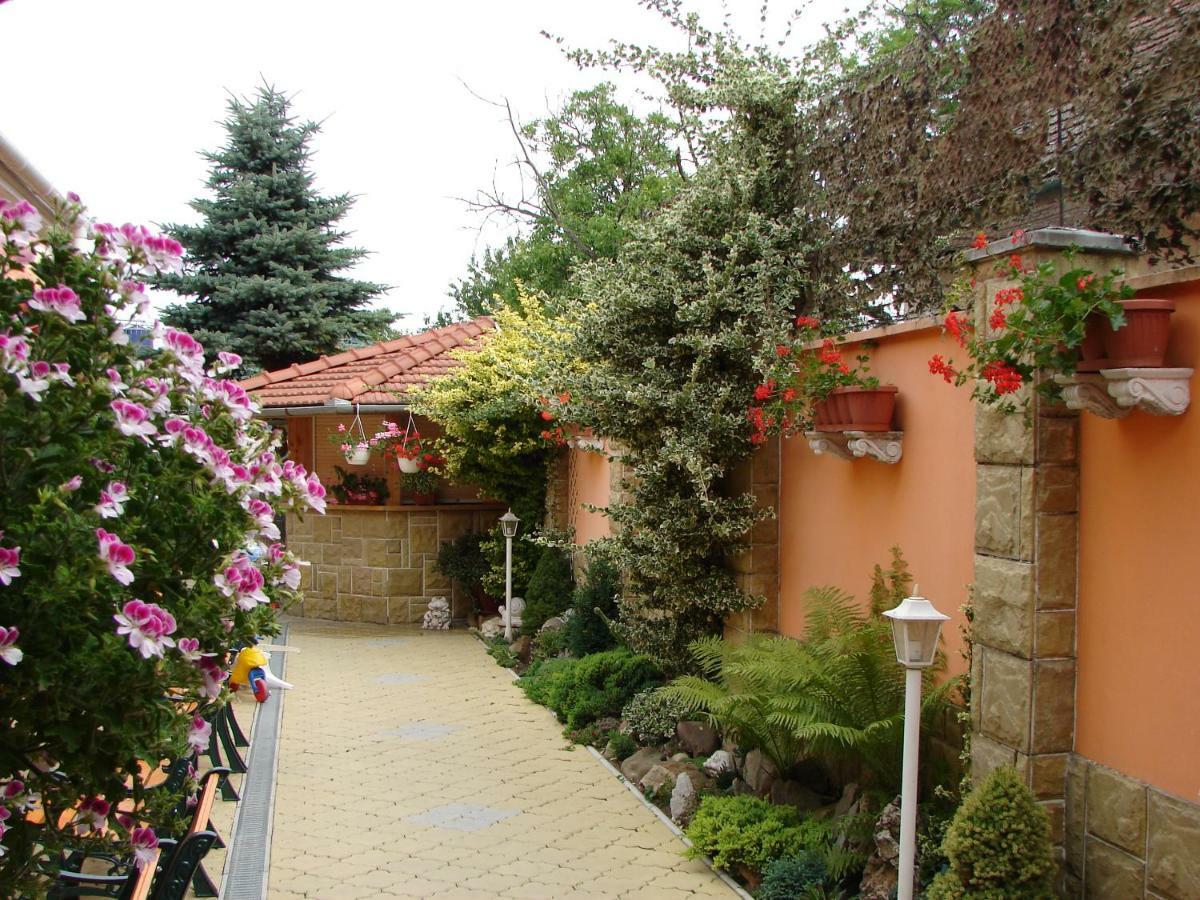 Penzion Kormos Sturovo Luaran gambar